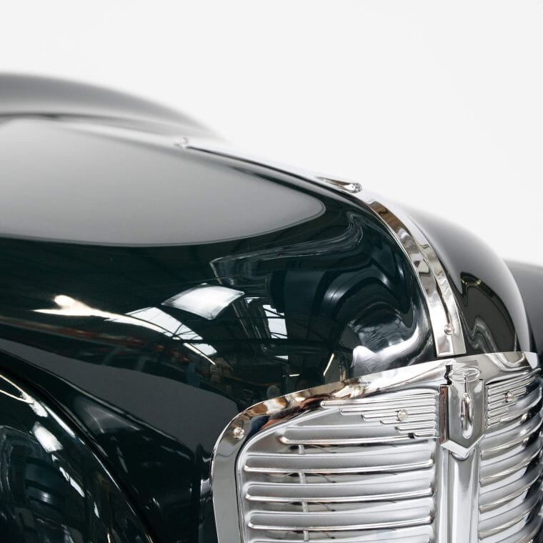 Bonnet closeup dark green J40 Bonnet closeup dark green J40