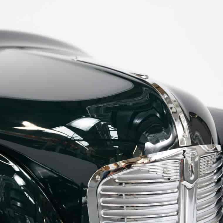 Bonnet closeup dark green J40